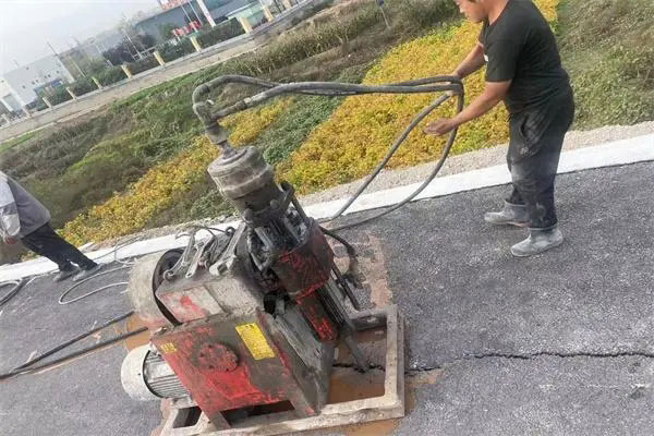 碾子山马路面下沉注浆加固